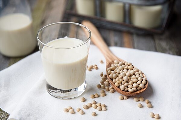 Uống sữa đậu nành có làm chậm kinh không?