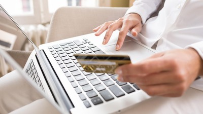 Ilustrasi pembeli mengajukan pertanyaan ecommerce sebelum membeli di toko online